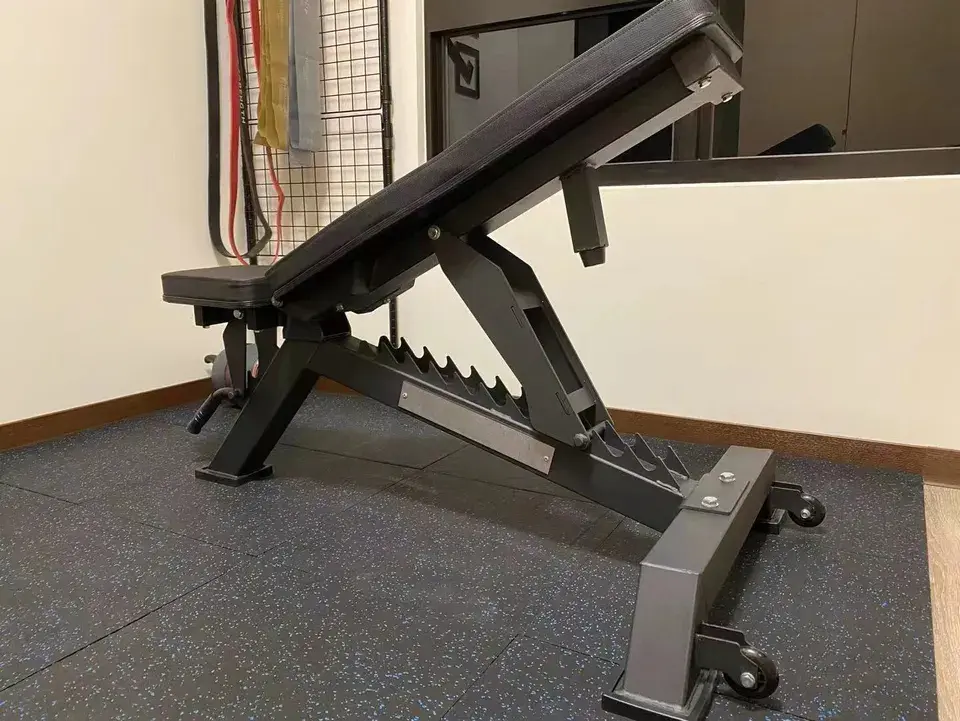 Multifunctional indoor adjustable flat bench to practice weights